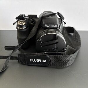 Fujifilm FinePix S4000 Digital Camera 4GB SD‎ Card 4 Batteries